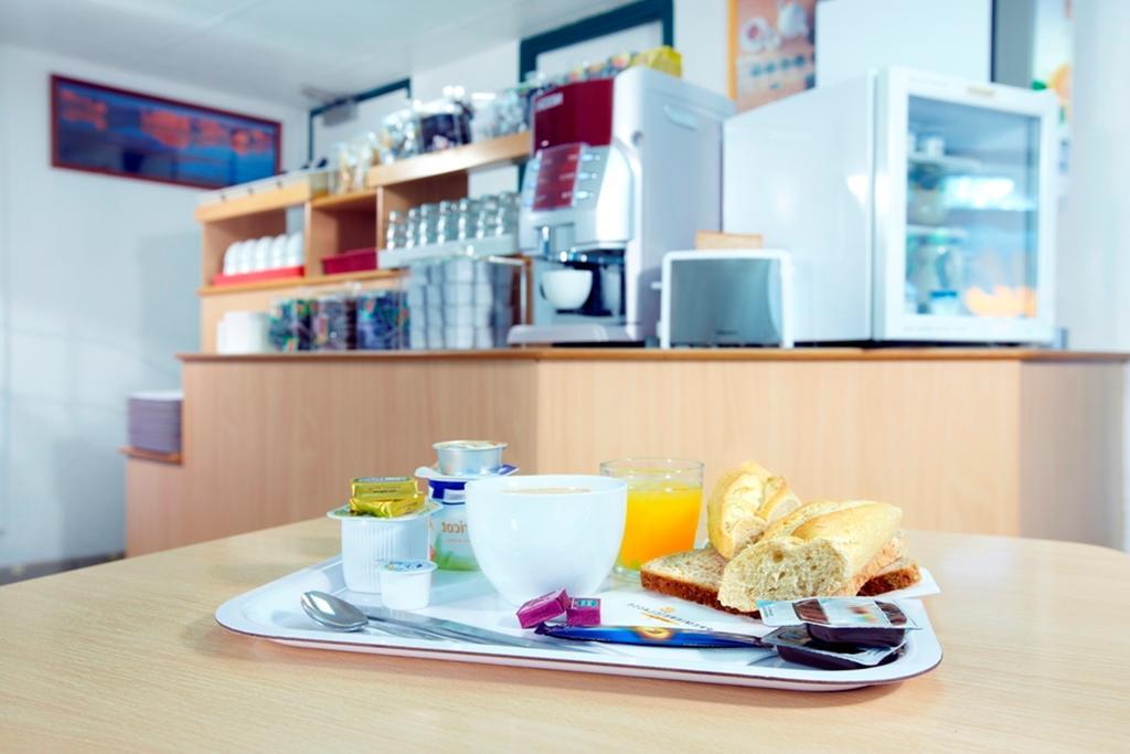Premiere Classe Evreux Ngoại thất bức ảnh A typical breakfast