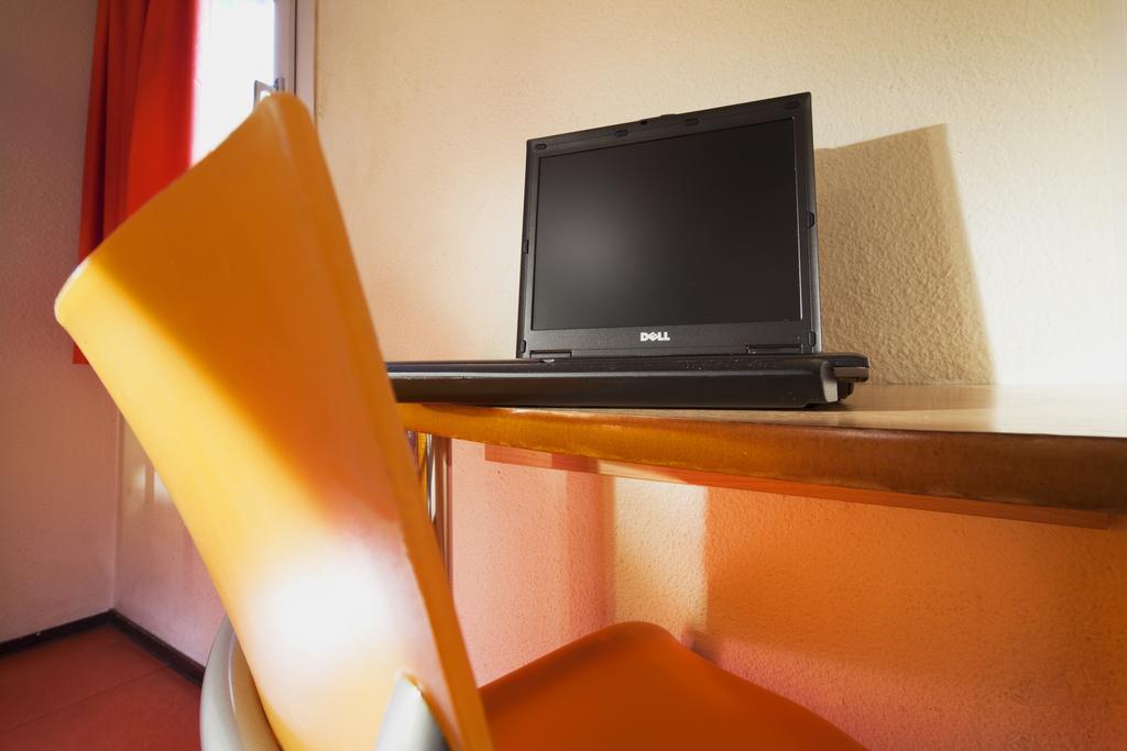 Premiere Classe Evreux Phòng bức ảnh A Dell Studio 17