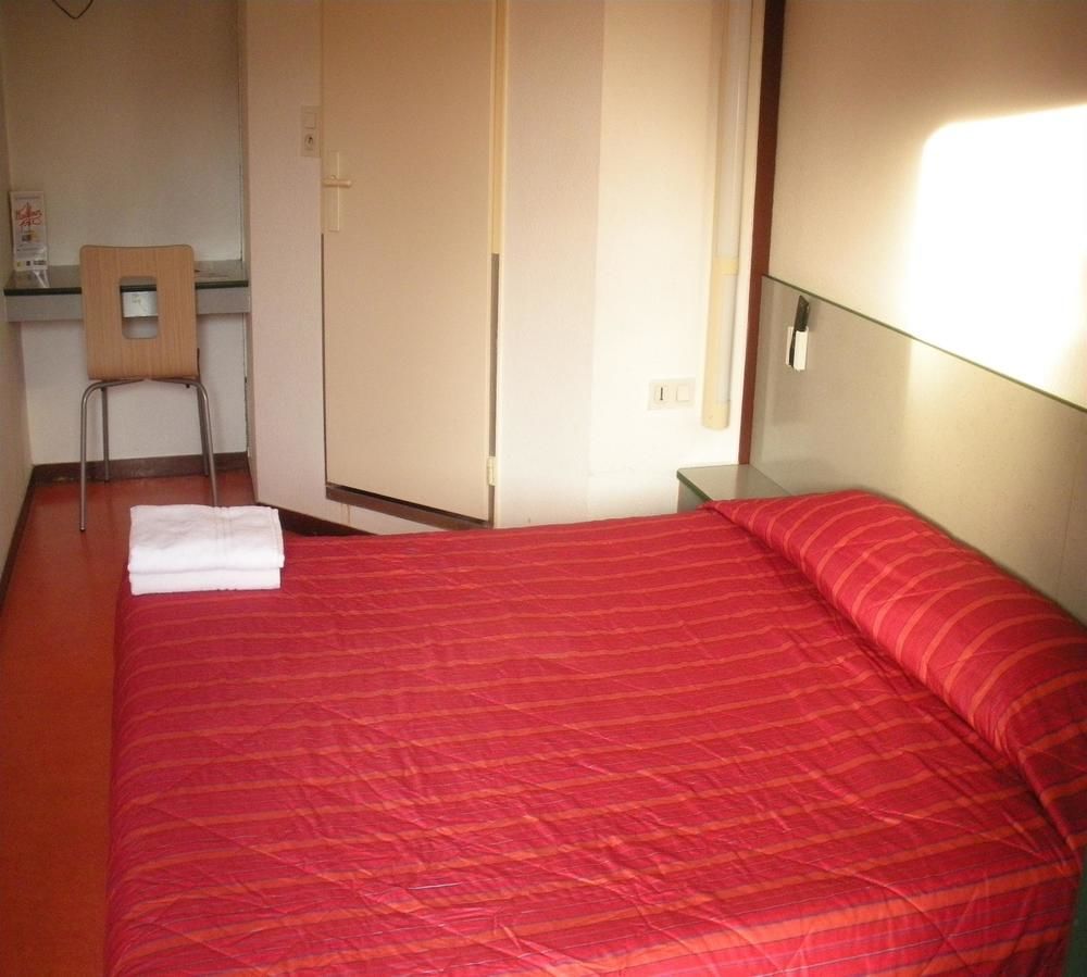 Premiere Classe Evreux Ngoại thất bức ảnh A typical room at a youth hostel