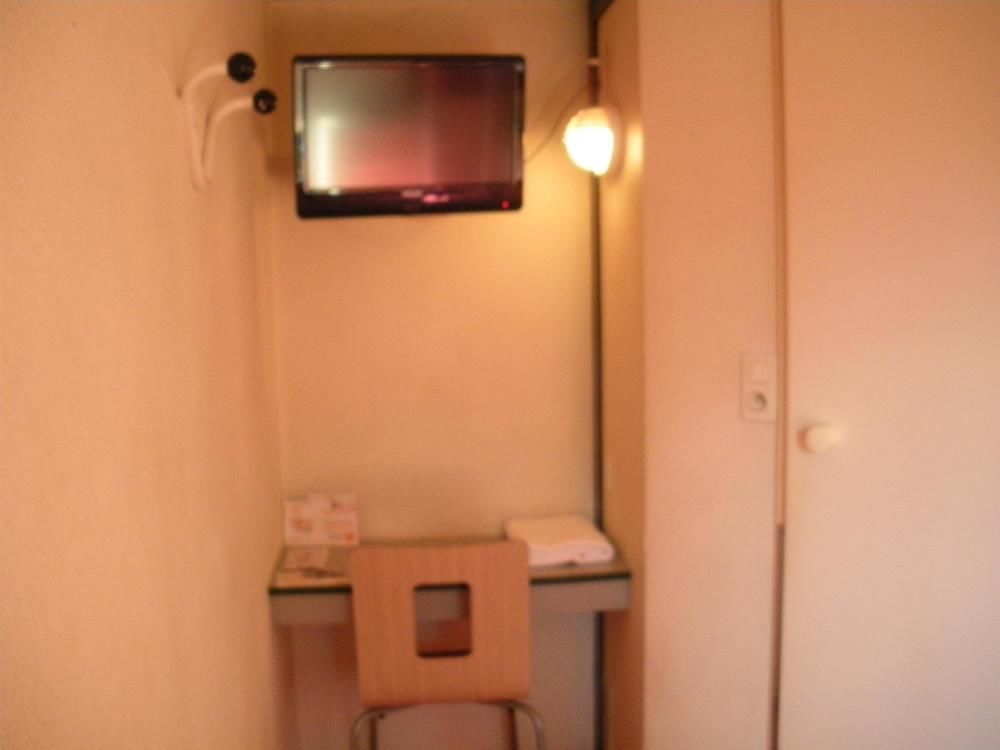 Premiere Classe Evreux Ngoại thất bức ảnh A room at a typical Japanese love hotel