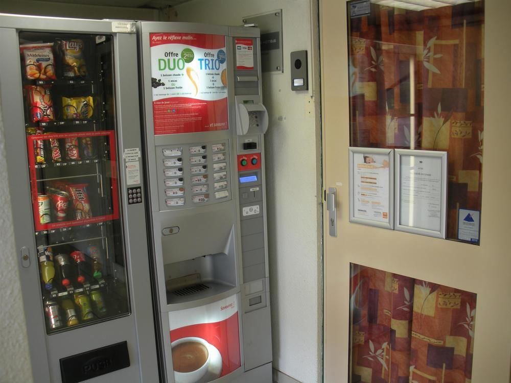 Premiere Classe Evreux Ngoại thất bức ảnh A vending machine