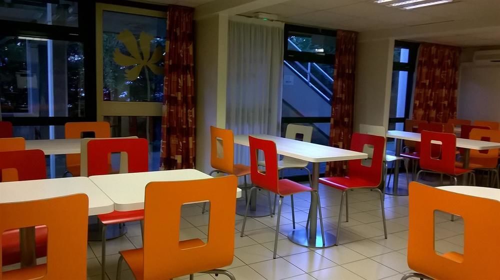 Premiere Classe Evreux Ngoại thất bức ảnh The interior of a typical McDonald's restaurant