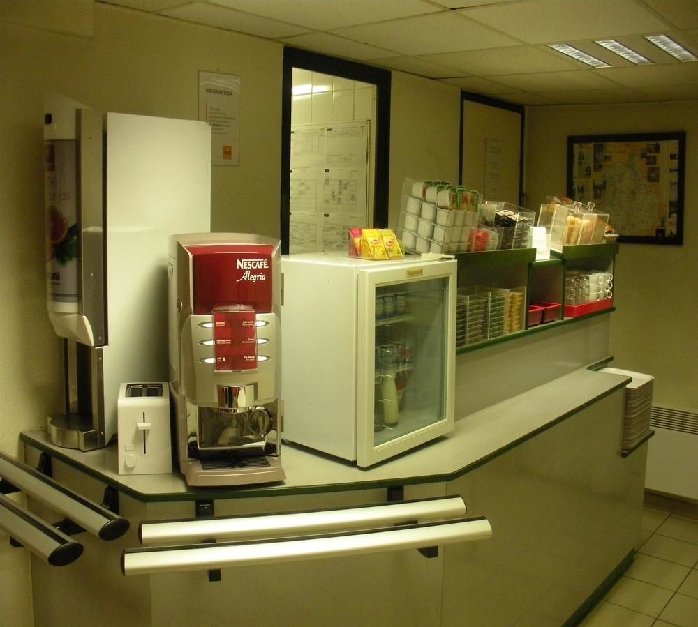 Premiere Classe Evreux Ngoại thất bức ảnh A coffee machine in a hospital