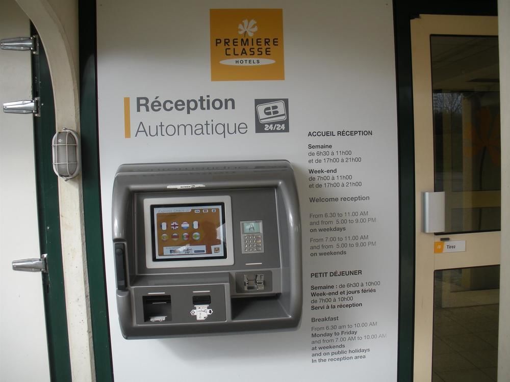 Premiere Classe Evreux Ngoại thất bức ảnh An automated hotel check-in machine