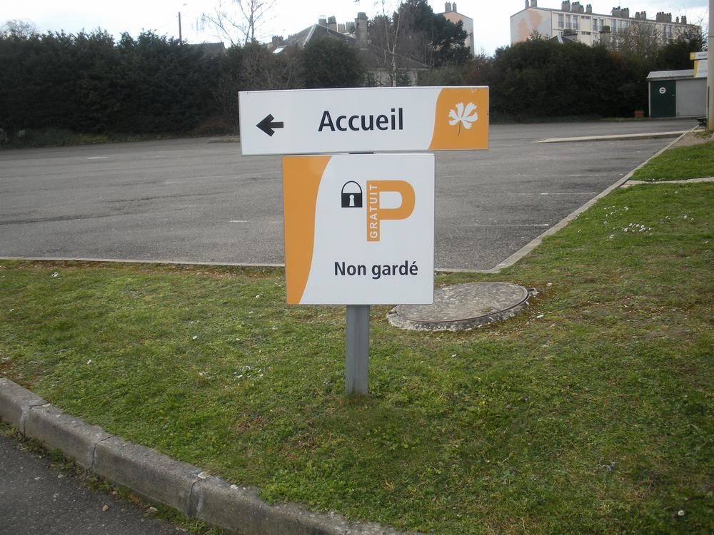 Premiere Classe Evreux Ngoại thất bức ảnh A sign in French