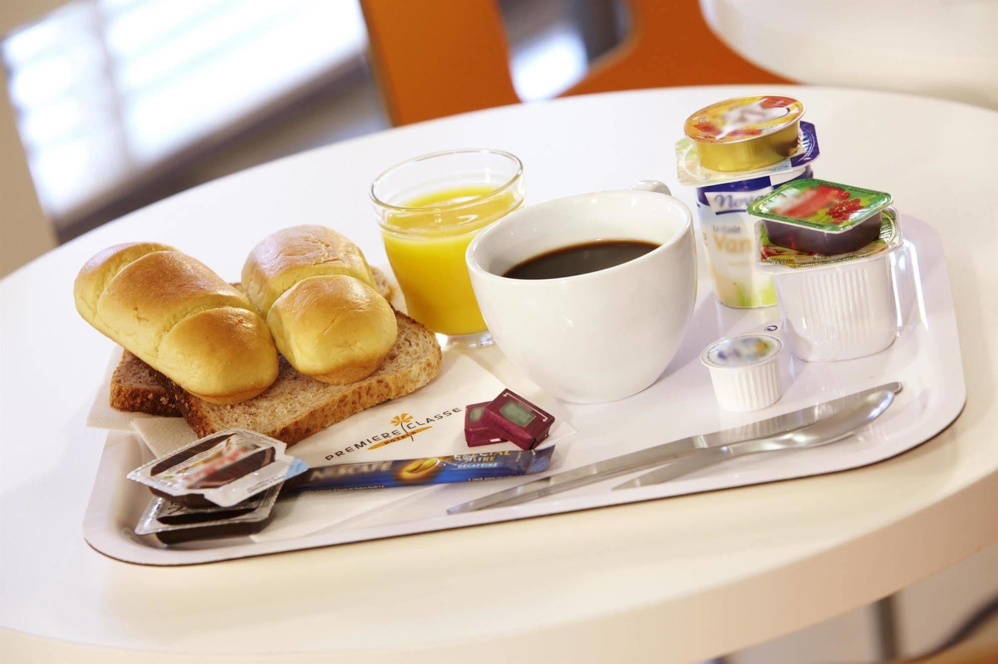 Premiere Classe Evreux Ngoại thất bức ảnh A typical breakfast