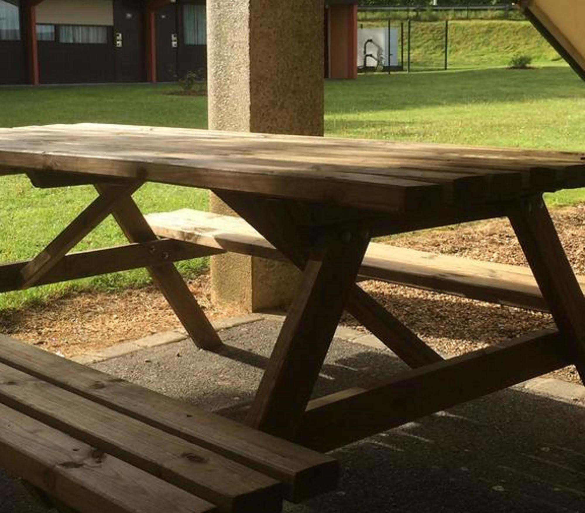 Premiere Classe Evreux Ngoại thất bức ảnh A picnic table
