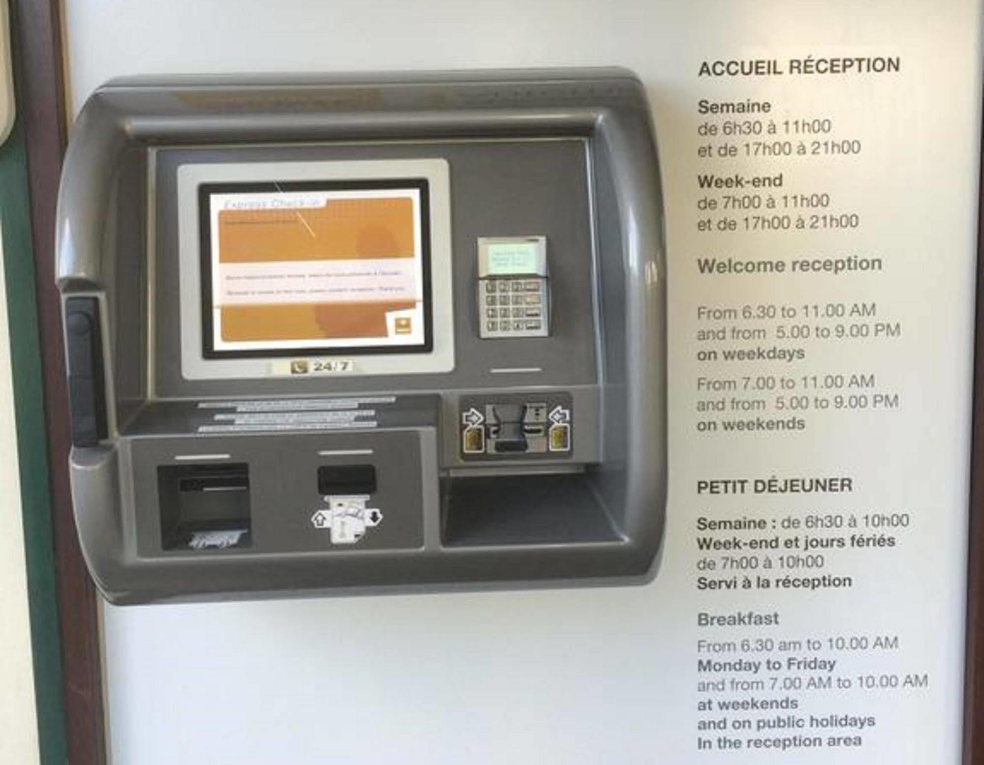 Premiere Classe Evreux Ngoại thất bức ảnh A self-service kiosk at the reception area of a hotel