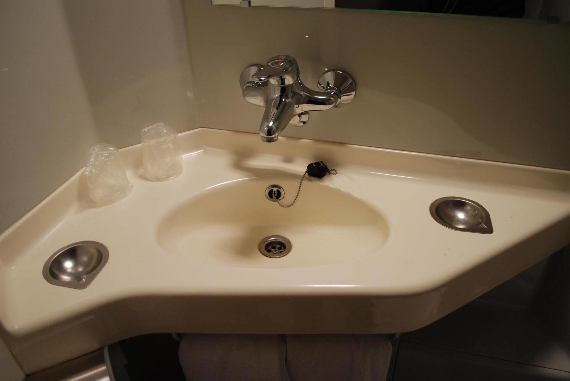 Premiere Classe Evreux Ngoại thất bức ảnh A typical lavatory