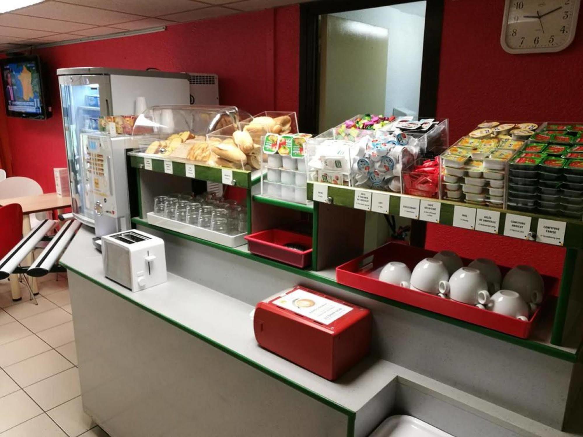 Premiere Classe Evreux Ngoại thất bức ảnh The interior of a typical sandwich shop