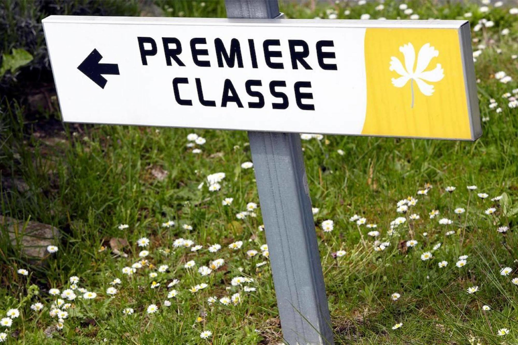 Premiere Classe Evreux Ngoại thất bức ảnh A sign for the route