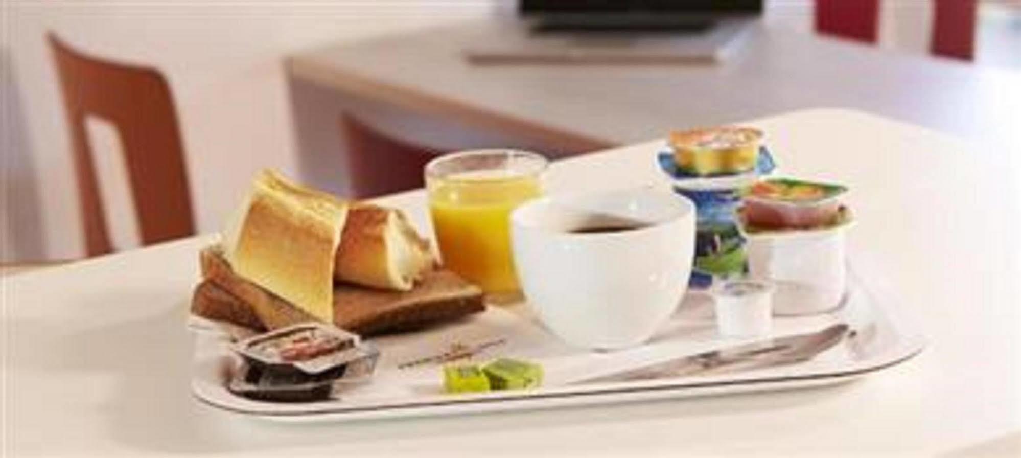 Premiere Classe Evreux Ngoại thất bức ảnh A typical breakfast